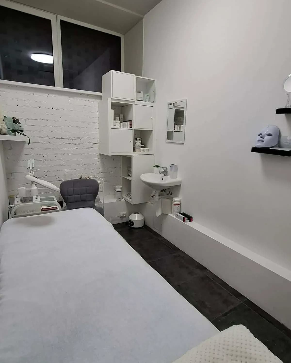 Colorist Beauty Salon iluteenuste kabinet: protseduurivoodi ja LED-näomask